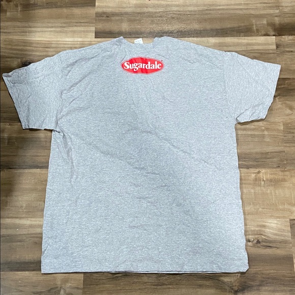 $1 - Gray Graphic T-Shirt with Pirates Basketball Player Design - Picture 2 of 4